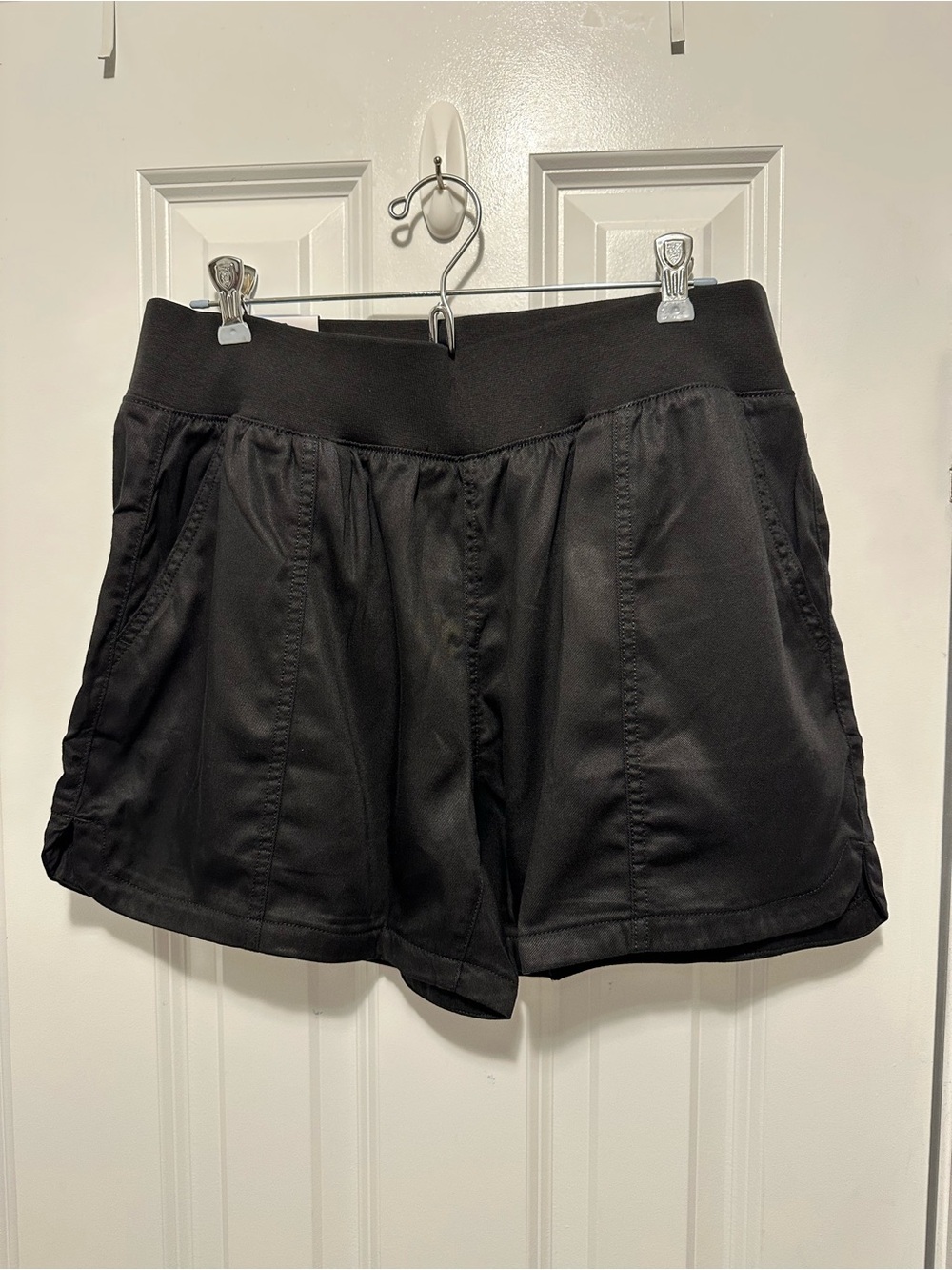 Women’s High-Waist Black Pull-On Shorts with Side Pockets - Picture 3 of 6